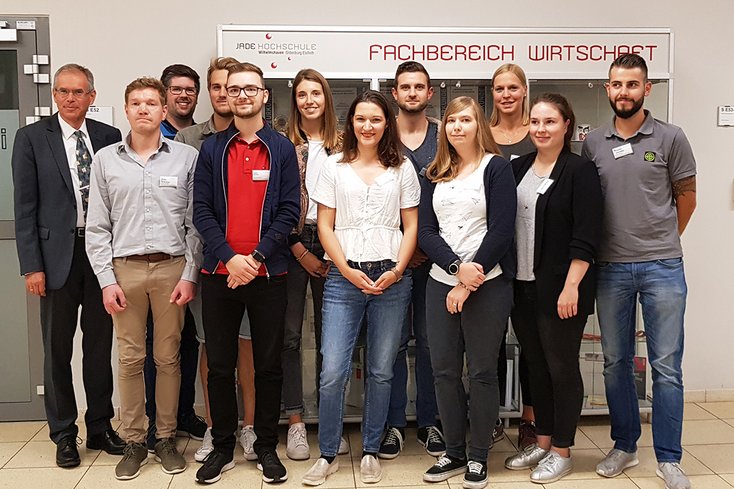 Prof. Dr. Gerd Hilligweg begrüßt die neuen Online-Masterstudierenden Betriebswirtschaftslehre am Studienort Wilhelmshaven.