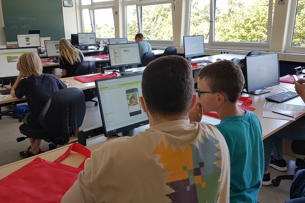 Foto: Schüler bei der App-Programmierung