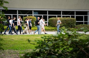Jan Dierks führt die Studieninteressierten über den Campus Wilhelmshaven (Foto: Jade HS)
