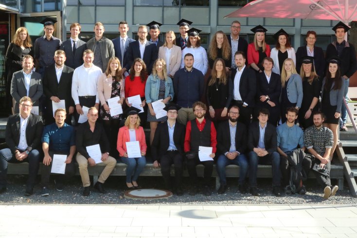 Die Absolventinnen und Absolventen des Fachbereichs Bauwesen Geoinformation Gesundheitstechnologie im Sommersemester 2018. (Foto: Piet Meyer/Jade HS)