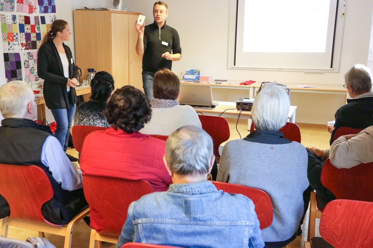 Alexander Pauls und Dafna Scholze stellen die Ergebnisse aus den Befragungen in den Stadtteiltreffs vor. Fotos: Piet Meyer/Jade HS