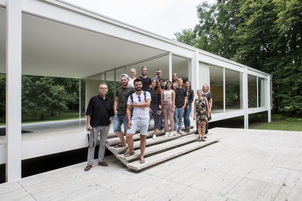 Studiernende während einer Exkursion vor dem Farnsworth House bei Chicago
