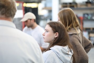 Studierende in der Materialprüfanstalt.