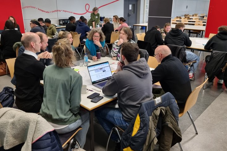 Vertreter_innen der Organisationseinheiten tauschen beim Workshop zum Web-Relaunch Ideen und Anregungen zur neuen Internetpräsenz der Jade Hochschule aus. (Foto: Jade HS/Daniela Wrage)
