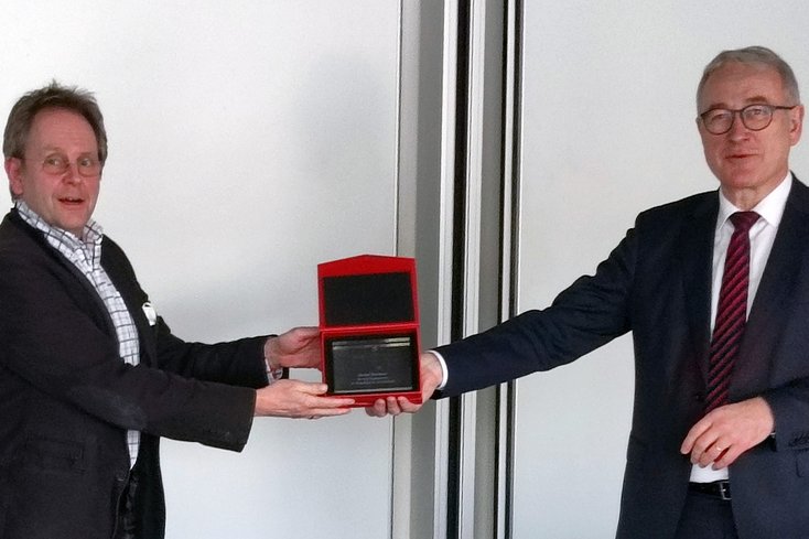 Verabschiedung pandemiebedingt mit Abstand: Hochschulpräsident Prof. Dr. Manfred Weisensee (re.) überreicht Markus Wortmann eine Stele. (Foto: Jade HS)
