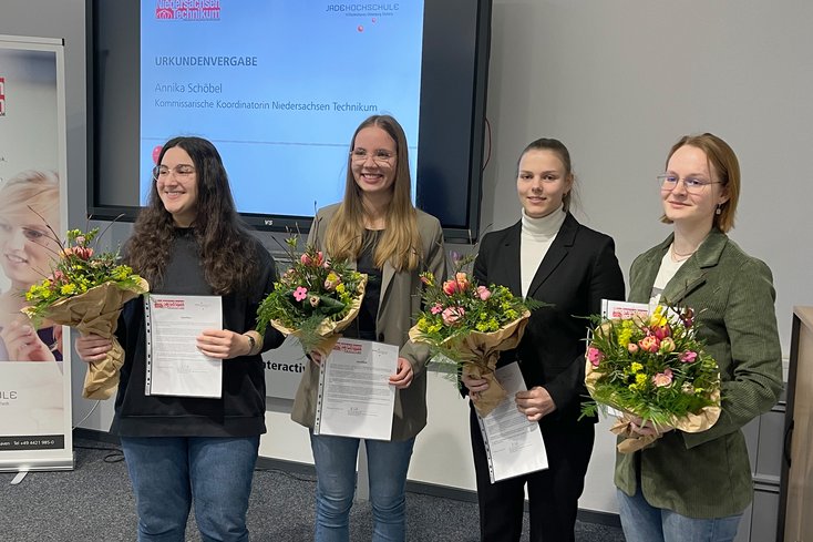 Die Technikantinnen der Jade HS (v.li.): Aysu Antakyali, Merle Sadelfeld, Liv Bunjes und Marie Habermann (Foto: Annika Schöbel/Jade HS)