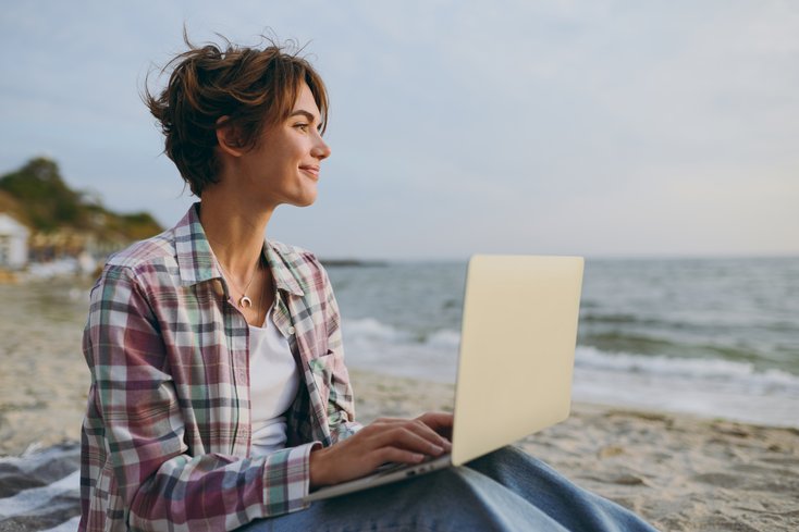 Studierende Tourismusmanagement online am Laptop