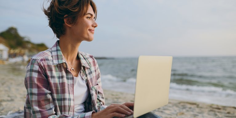 Studierende Tourismusmanagement online am Laptop