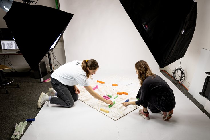 Studierende im Fotostudio am Fachbereich Architektur der Jade Hochschule