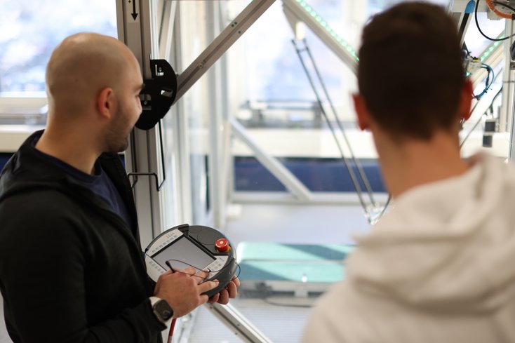 Studierende steuern den Roboter