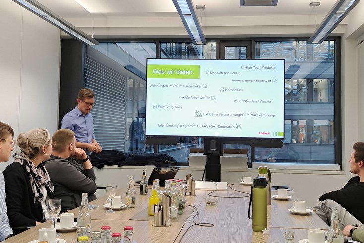 Neben einer Werksführung gibt Christian Schäperkötter den Master-Studierenden aus dem Fachbereich Management, Information, Technologie Auskunft über Jobperspektiven beim Landmaschinen-Hersteller. (Foto: Stephan Kress/ Jade Hochschule)
