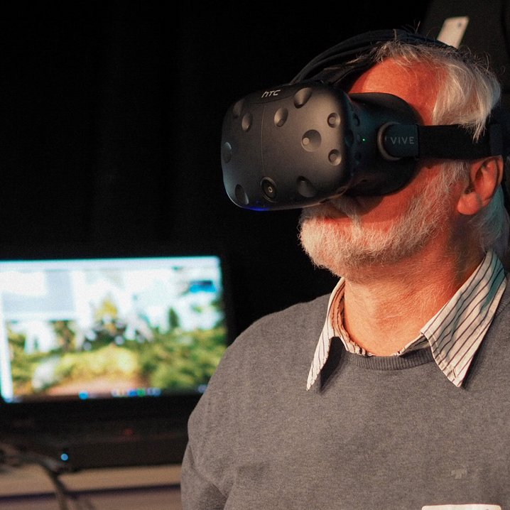 Besucher des University:Future Festival entdeckt mit der Virtual Reality Brille digitale Welten (Foto: Tobias Hanke/Jade HS)