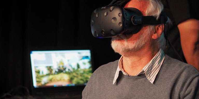 Besucher des University:Future Festival entdeckt mit der Virtual Reality Brille digitale Welten (Foto: Tobias Hanke/Jade HS)
