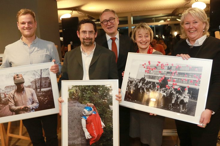 Die Sieger_innen de Fotowettbewerbes zum Leitbild der Jade Hochschule (v.li.): Till de Buhr (2. Platz), Prof. Dr. Frank Wallhoff (3. Platz), Prof. Dr. Manfred Weisensee, Andrea Menn und Rita Forkel (1. Platz). Foto: Piet Meyer/Jade HS