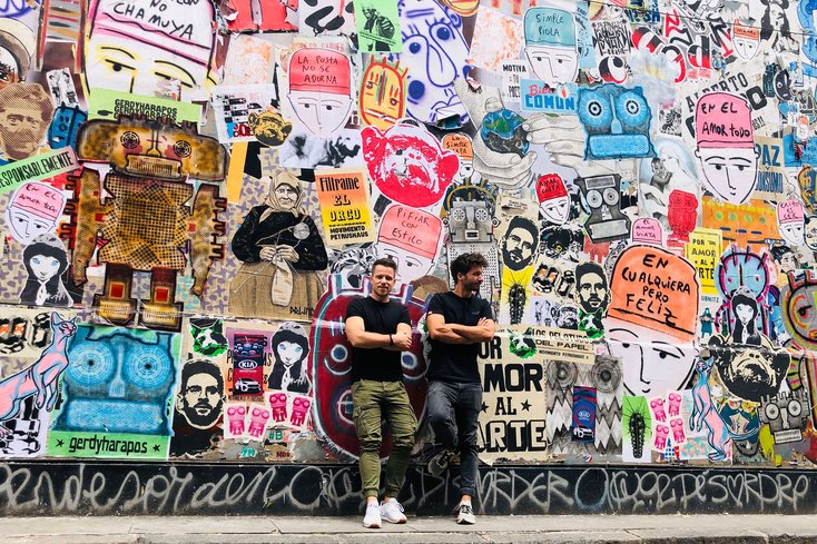 Adrian Klie (li.) und Christoph Streicher bereisten über 100 Länder, unter anderem Buenos Aires in Argentinien, und geben in ihrem Reisepodcast Tipps zum Nachreisen. (Foto: privat)