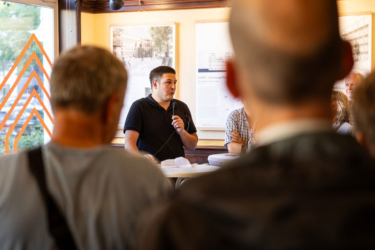 Adrian Fricke aus dem Masterstudiengang Architektur erläutert das Konzept der Ausstellung (Foto: Andreas Rothaus, Jade HS)