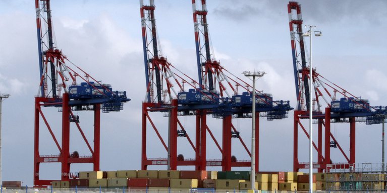 Vier große Kräne im Hafen