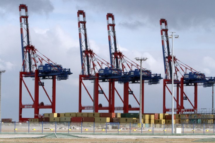 Vier große Kräne im Hafen