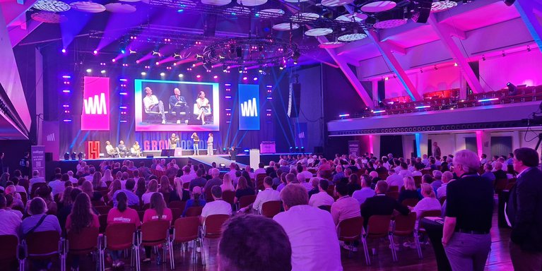 Volle Zuschauerränge beim Growmorrow Zukunftsfestival in Oldenburg. (Foto: Jade HS/Silke Steinkopf)