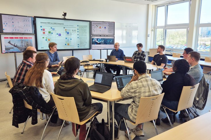 Wirtschaftsinformatik-Studierende informieren sich im Schwerpunkt-Modul „Big Data and Cloud Computing“ über die neuen Cloud-Dienste. (Foto: Jade HS/ Anika Holzwarth)
