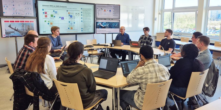 Wirtschaftsinformatik-Studierende informieren sich im Schwerpunkt-Modul „Big Data and Cloud Computing“ über die neuen Cloud-Dienste. (Foto: Jade HS/ Anika Holzwarth)