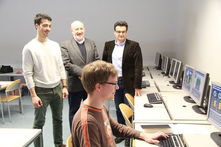Die Installations- und Testphase wurde durch Dr. Stefan Kluj (2.v.l.) von der Herstellerfirma des Simulators UNITEST aus Polen und Prof. Dr. Laurentiu Chiotoroiu (3.v.l.) vom Fachbereich durchgeführt.