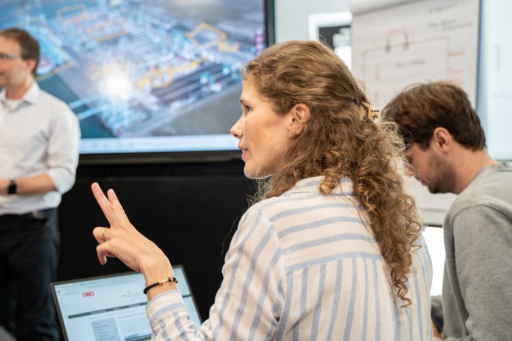 Studierende diskutieren miteinander