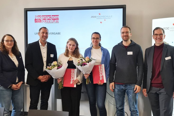 (v.l.n.r.) Lena Wiegand (Jade Hochschule), Jan Mohrmann (SWMS Ingenieurgesellschaft), Emma Rykena, Mara Landt, Lukas Kröhnert (NWP Planungsgesellschaft) und Prof. Dr. Holger Saß (Jade Hochschule) (Foto: Jade HS/Katrin Keller)