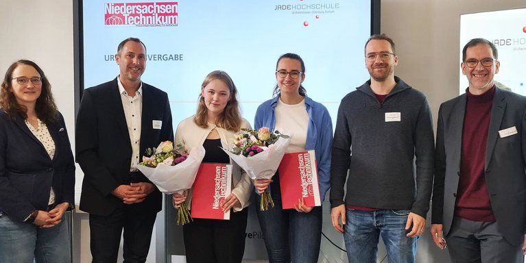 (v.l.n.r.) Lena Wiegand (Jade Hochschule), Jan Mohrmann (SWMS Ingenieurgesellschaft), Emma Rykena, Mara Landt, Lukas Kröhnert (NWP Planungsgesellschaft) und Prof. Dr. Holger Saß (Jade Hochschule) (Foto: Jade HS/ Katrin Keller)