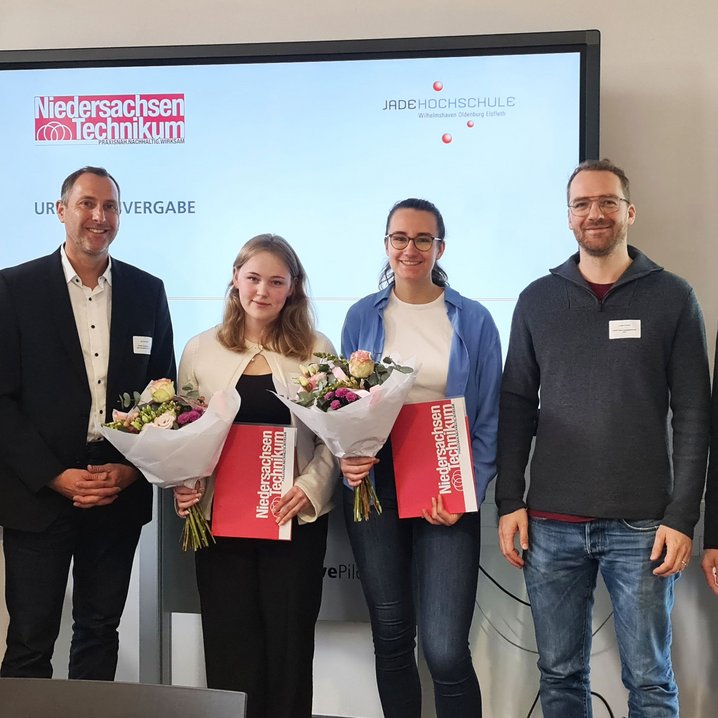 (v.l.n.r.) Lena Wiegand (Jade Hochschule), Jan Mohrmann (SWMS Ingenieurgesellschaft), Emma Rykena, Mara Landt, Lukas Kröhnert (NWP Planungsgesellschaft) und Prof. Dr. Holger Saß (Jade Hochschule) (Foto: Jade HS/ Katrin Keller)