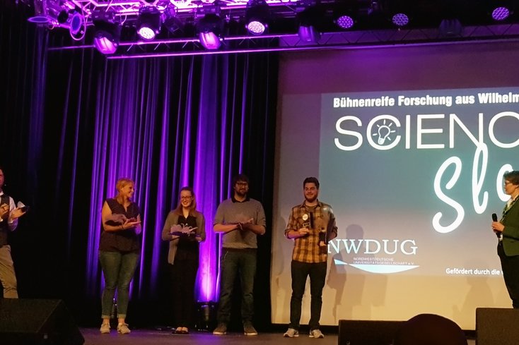 Überzeugte beim Science Slam: Oliver Kahmen (2.v.re.). Foto: Niklas Conen/Jade HS