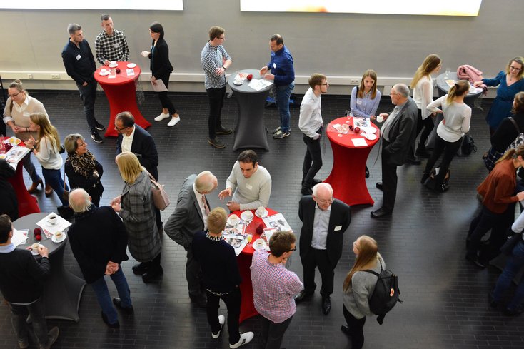 Reger Austausch bei der Auftaktveranstaltung.