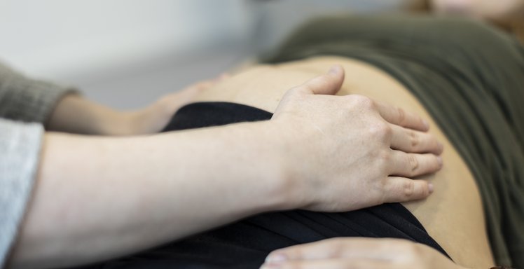 Blutdruckmessen bei einer Schwangeren.