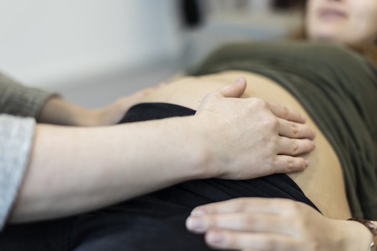 Blutdruckmessen bei einer Schwangeren.