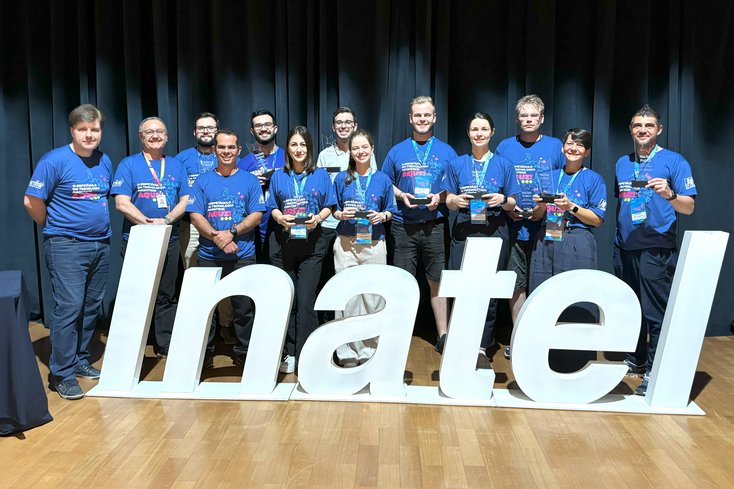 Die Projektgruppe (v.l. 1. Reihe): Prof. Alexandre Baratella Lugli, Prof. Guilherme Augusto Barucke Marcondes, Prof. Bruno de Oliveira Monteiro, Sindi Veliko, Júlia Rennó Coelho, Jandrik Skeide, Nicole Bratz, Johannes Friedrichs, Prof. Alexandra Burger, Prof. Dr. Sebastian Azer 2. Reihe: Prof. Marcelo Vinícius Cysneiros Aragão, Marco Antonio Carnevali Ribeiro, Rafael Areias Silveira (Foto: privat)