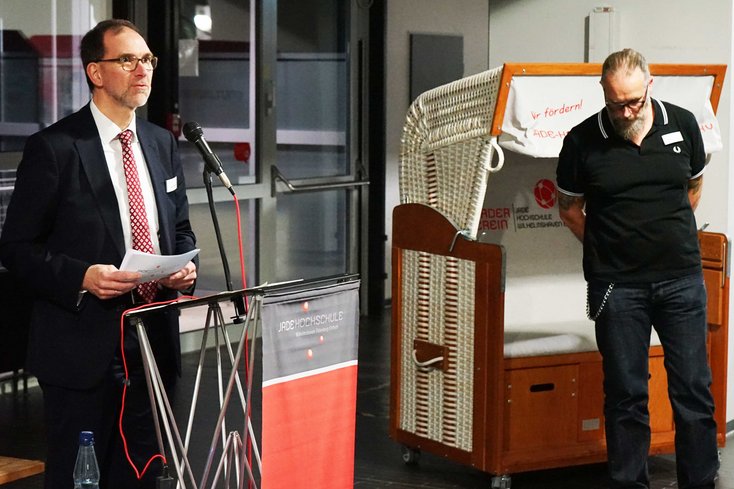 Prof. Dr. Holger Saß (li.) und Michael Kieselstein (re.) vom Online-Team begrüßten die ehemaligen Studierenden und dankte dem Team des Instituts für Online-Lehre (Foto: Nina Paul/Till Rehbein, Jade HS)