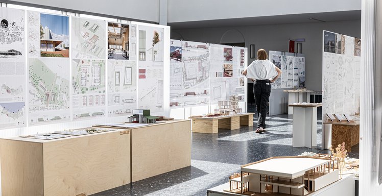 Eine Ausstellung mit Architekturplänen und Modellen