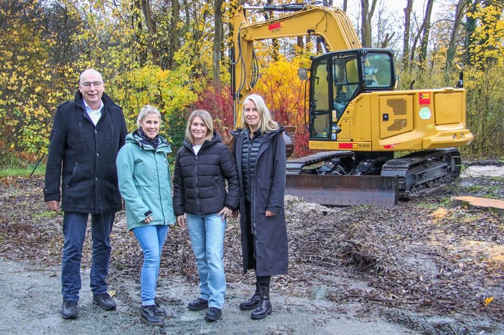 Start der Bauarbeiten im November (v.l.): Dr. Bert Albers, Delia Bob (stellvertr. Leitung), Magdalena Markau (Leiterin der Kita Jade-Campus) sowie Cornelia Bodemann vom Architekturbüro Droste Droste & Urban besichtigen die Baustelle. (Foto: Jade HS/Maritje Sanders)
