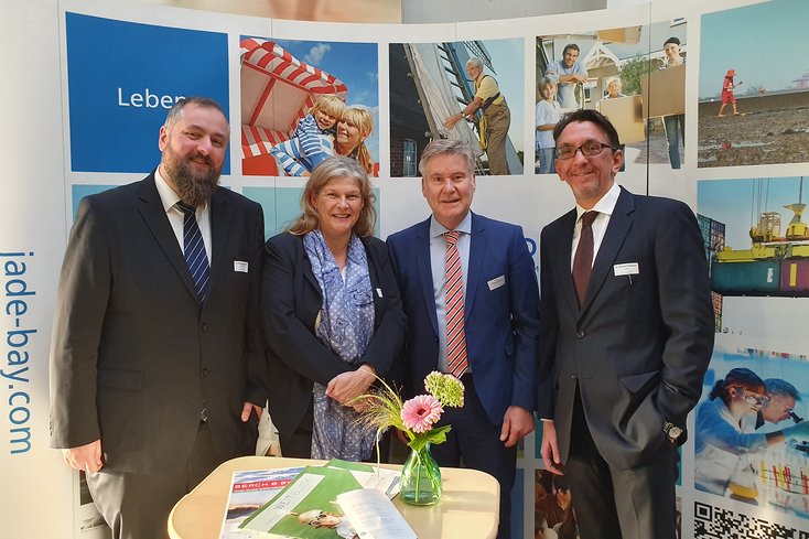 Von links: Dr. Michael Schuricht (Innovationsberater JadeBay GmbH), Elke Schute (Geschäftsführerin JadeBay), Prof. Dr. Thomas Lekscha (Leiter Wissens- und Technologietransfer an der Jade Hochschule) und Dr. Michael Preikschas (Innovationsberater JadeBay GmbH) (Foto: Jade Bay)
