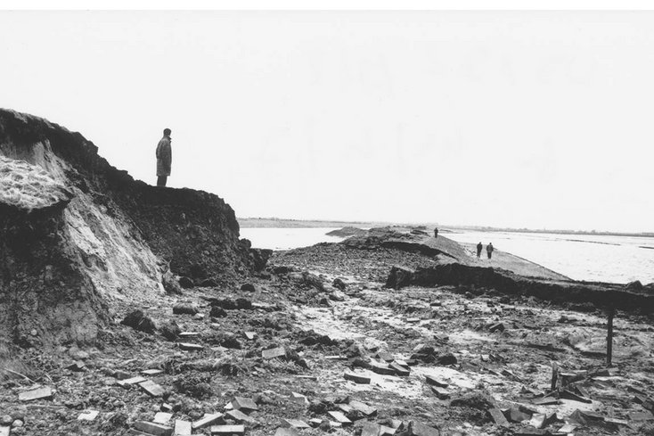 Naturkatastrophen wie die "Große Sturmflut" vom 16. Februar 1962 an der Nordseeküste hinterlassen große Zerstörung, wie hier am Maade-Deich in Wihelmshaven. Foto: WZ Bilddienst