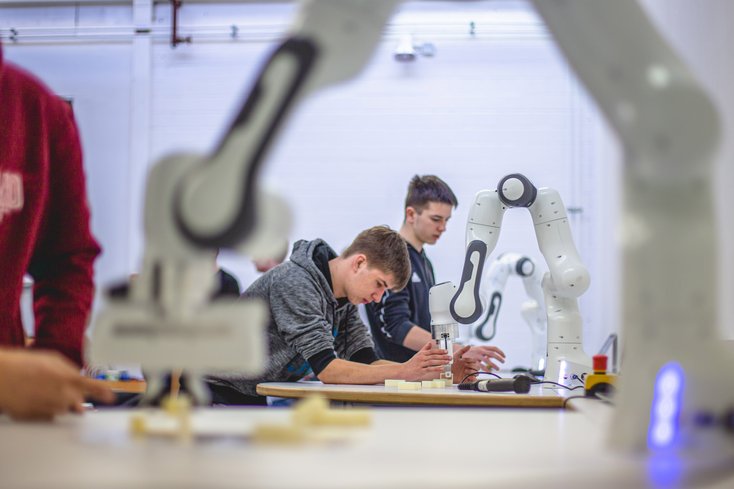 Ziel ist es, möglichst vielen Menschen die Robotik nahezubringen, sodass sie ohne Berührungsängste mit Robotern umgehen und arbeiten können. (Foto: Robokind Stiftung)