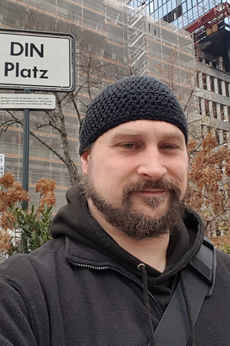 Selfie am DIN-Platz: Die Norm nach Sven Gornys Ansicht sollte die ständige Veränderung sein.