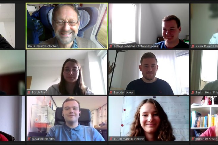 Beim virtuellen Praktikantentag am 5. November tauschten sich die Studierenden untereinander und mit dem Praktikumsbeauftragter Prof. Dr. Klaus Harald Holocher (oben, 2.v.li.) aus. (Screenshot der Veranstaltung)