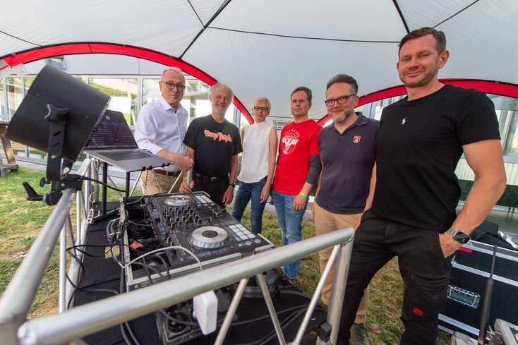 Sorgten am Abend für gute Stimmung: (v.l.) Prof. Dr. Manfred Weisensee, Prof. Dr. Thomas Anna, Carolin Heckeroth, Prof. Dr. Henning Plate; Prof. Dr. Christian Horneber und Danny Rauchfleisch vom Audio Studio Nord (Foto: Sascha Stüber)