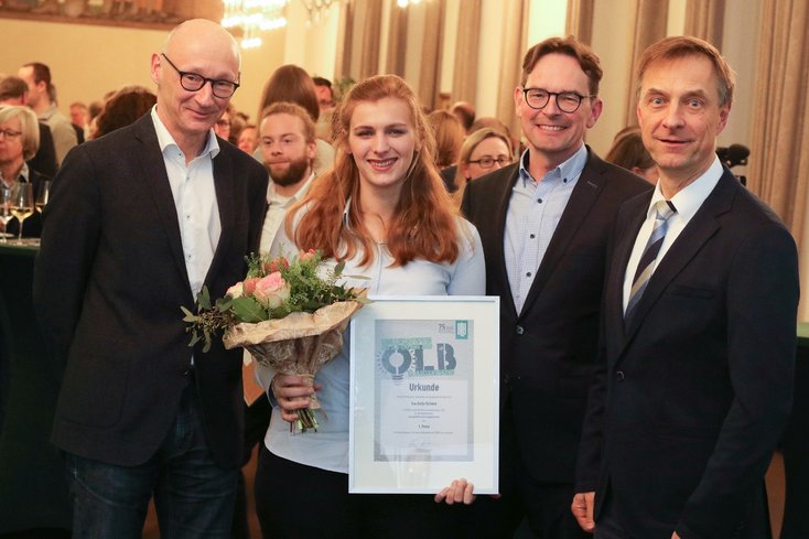 Preisverleihung im alten Landtag (v.li.): Prof. Dr. Hero Weber, Vizepräsident für Studium und Lehre, Preisträgerin Ina Schoon, Zweitprüfer Hilko Kruse-Edenhuizen und Erstprüfer Prof. Dr. Rainer Schwerdhelm. Foto: Piet Meyer/Jade HS