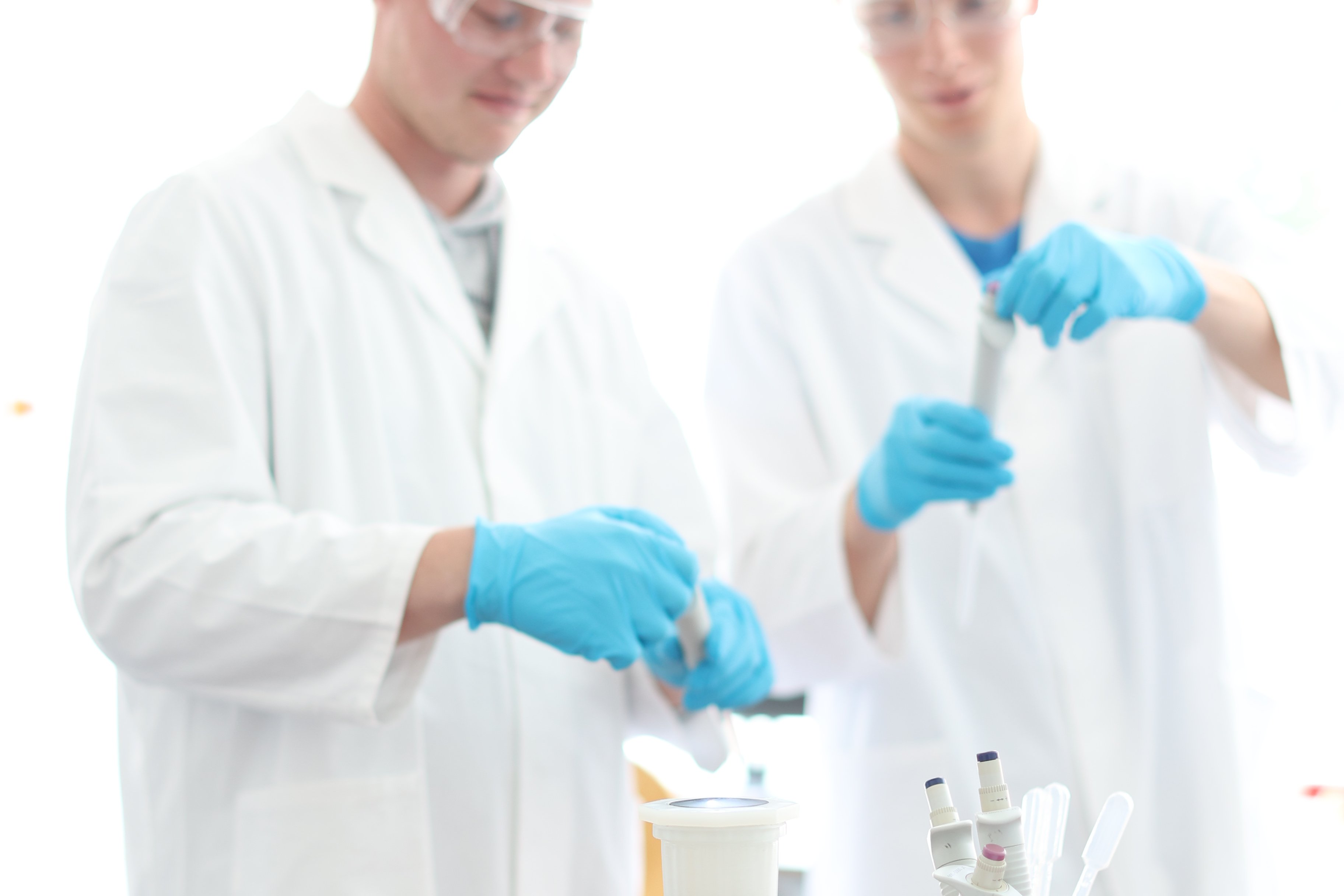 Zwei Studenten führen einen chemischen Versuch durch.