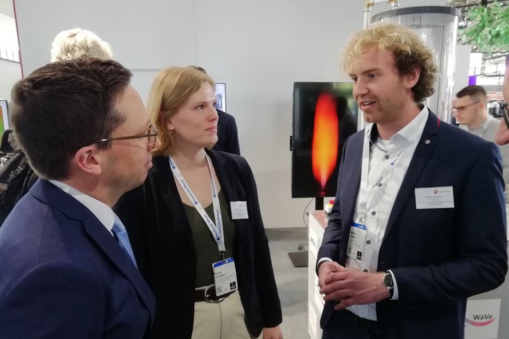 Dennis Sanders (re.) und Marisa Varchmin informieren Wissenschaftsminister Falko Mohrs über aktuelle Forschungsprojekte zur Wasserstoff-Verbrennung. (Foto: Jade HS/Katrin Keller)