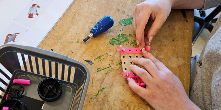 Mithilfe eines Bausatzes konnten die Schüler_innen erste Erfahrungen im Zusammenbau eines Roboters sammeln. (Foto: Jan Dierks/Jade HS)