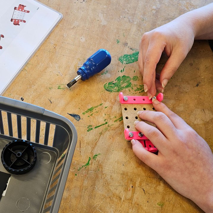 Mithilfe eines Bausatzes konnten die Schüler_innen erste Erfahrungen im Zusammenbau eines Roboters sammeln. (Foto: Jan Dierks/Jade HS) 