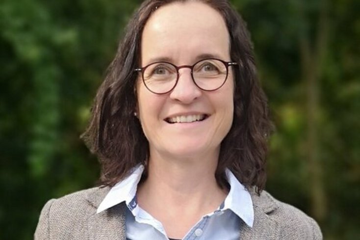 Frau blickt in die Kamera